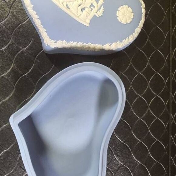 VINTAGE WEDGWOOD BLUE JASPERWARE HEART SHAPED TRINKET BOX NEOCLASSICAL DESIGN - Picture 1 of 13